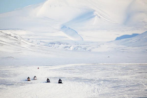 Sneeuwscooter in Spitsbergen — Stockfoto