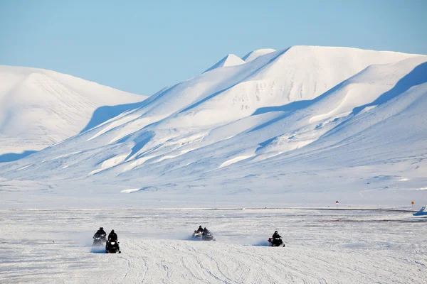 Sneeuwscooter in Spitsbergen — Stockfoto