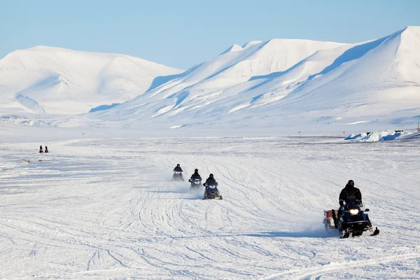 Viajes en moto de nieve —  Fotos de Stock
