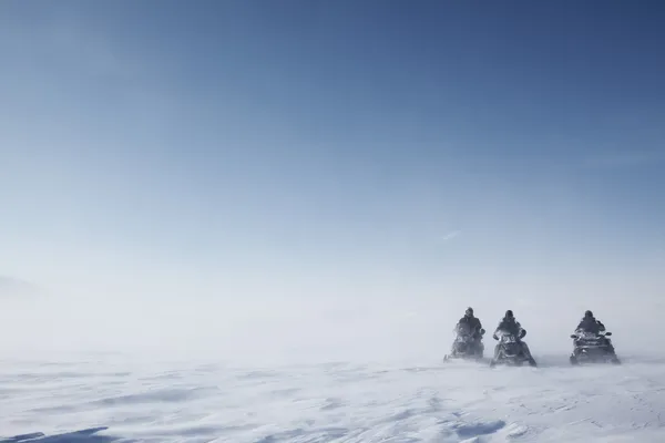 Motos de nieve en Storm —  Fotos de Stock