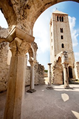 eski kilise kalıntıları