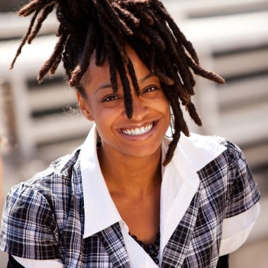 Güzel kadın gülümsemesi