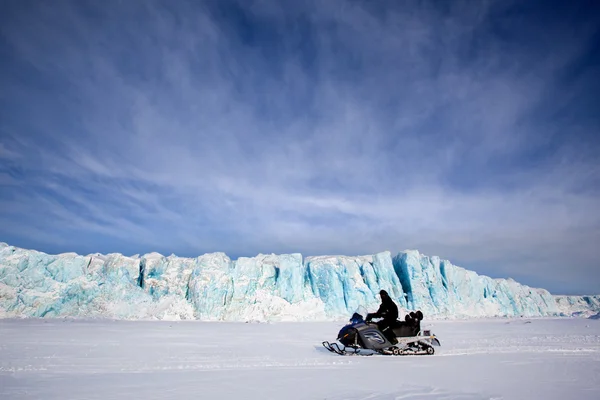 Gletsjer met sneeuwscooter — Stockfoto
