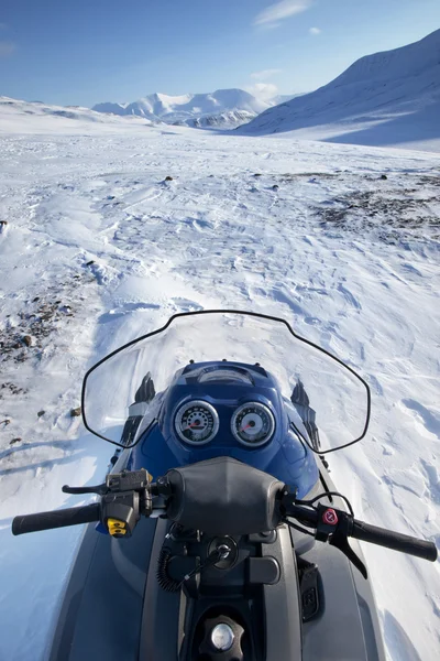 Snöskoter vinterlandskap — Stockfoto