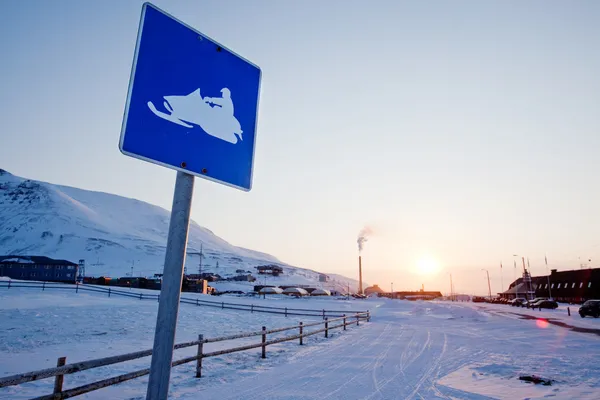 Sneeuwscooter ondertekenen Spitsbergen — Stockfoto