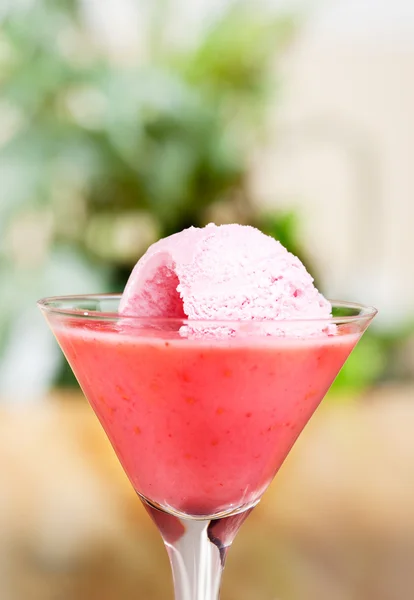 Çilekli dondurma smoothie — Stok fotoğraf