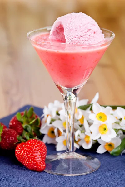 स्ट्रॉबेरी आईस्क्रीम हळूवार — स्टॉक फोटो, इमेज