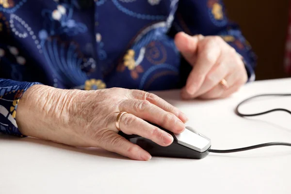 Пожилые люди с компьютером — стоковое фото