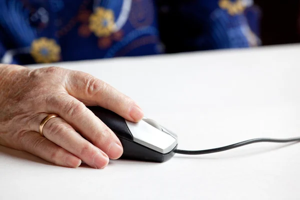 Ręka stary komputer mysz — Zdjęcie stockowe