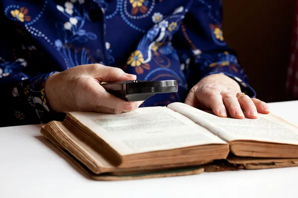 Ältere Frau liest — Stockfoto