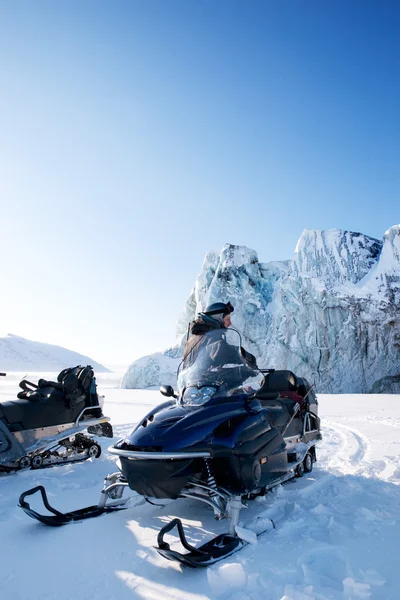 Paisaje de moto de nieve de invierno —  Fotos de Stock