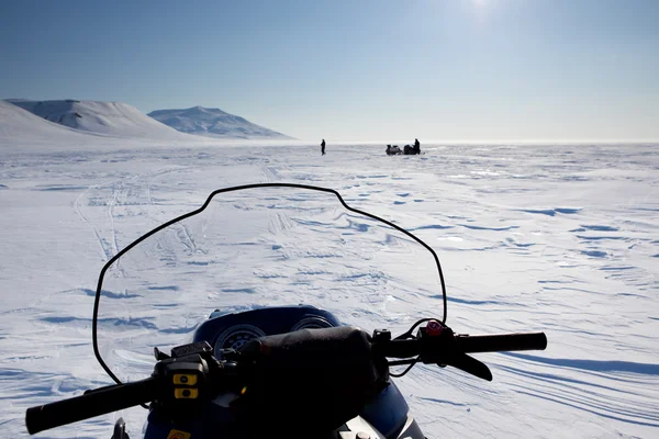 Motoslitta nel paesaggio invernale — Foto Stock