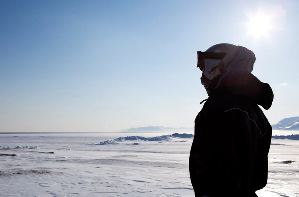 Άνθρωπος στο χειμερινό τοπίο — Φωτογραφία Αρχείου
