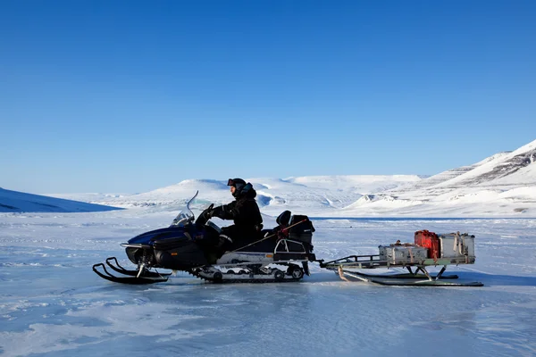 Expedición en moto de nieve — Foto de Stock