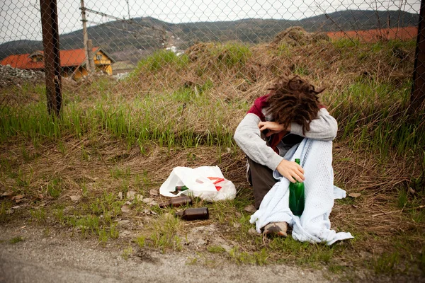 Пьяный бездомный — стоковое фото