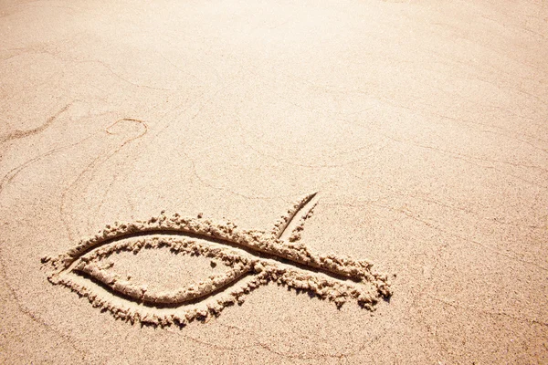 砂の魚の記号 — ストック写真