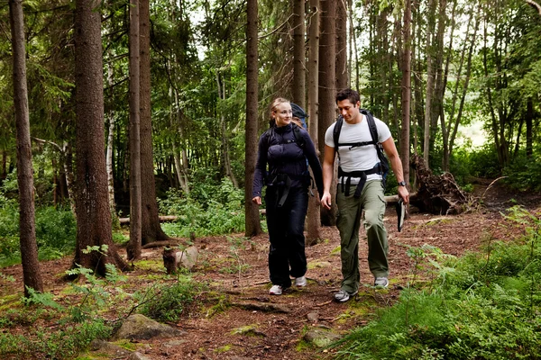 キャンプ ハイキングのカップル — ストック写真