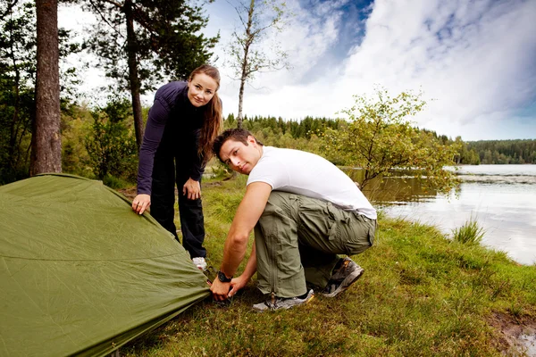 캠핑 남자와 여자 — 스톡 사진