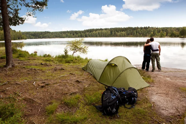 Camping vid sjö — Stockfoto