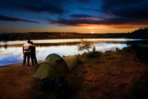 キャンプの湖の夕日 — ストック写真