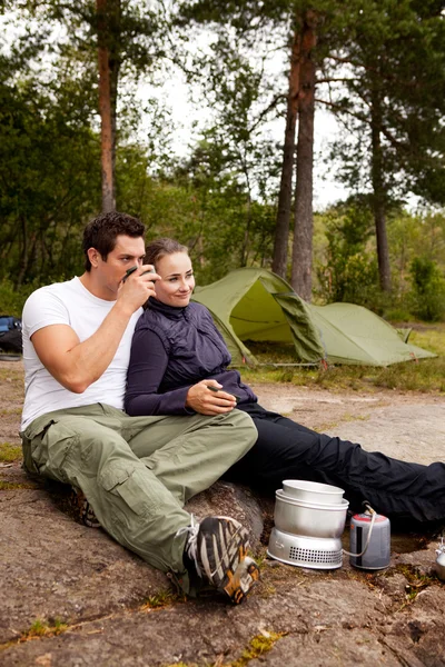 Camping casal cozinhar — Fotografia de Stock