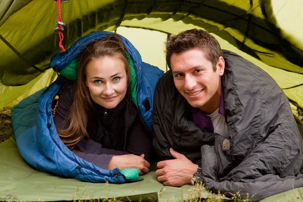 Lyckliga par i tält — Stockfoto