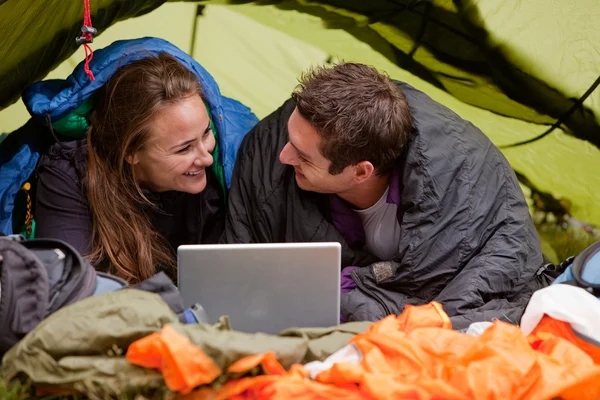 Camping med dator — Stockfoto