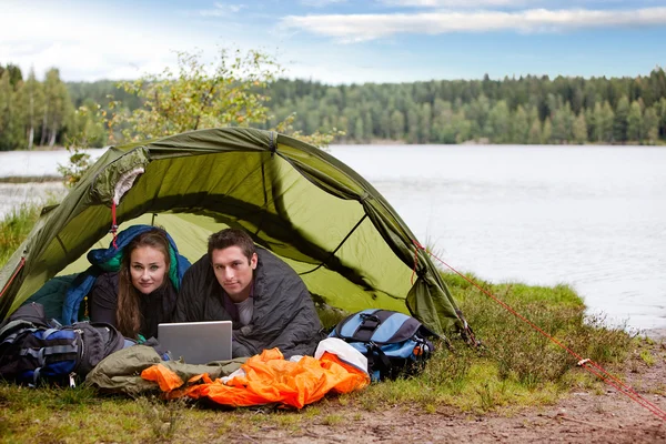 Camping avec ordinateur portable au bord du lac — Photo