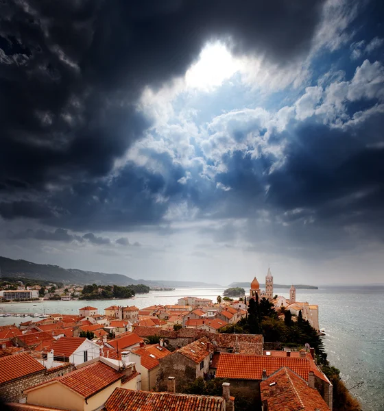 Città medievale Dramatic Sky — Foto Stock