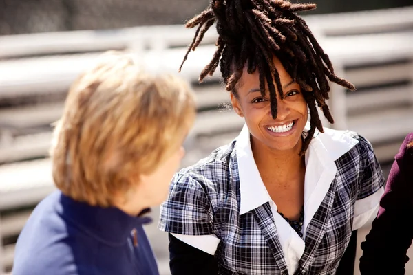 Mooie zwarte vrouw glimlach — Stockfoto