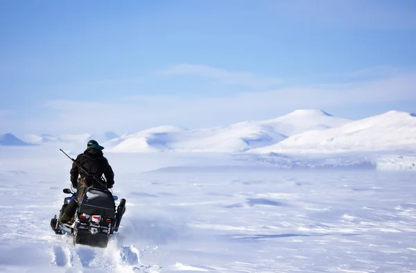 Paisaje de moto de nieve de invierno Imagen de archivo