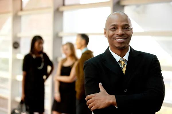 Счастливый чернокожий бизнесмен — стоковое фото