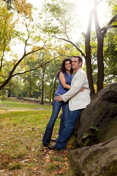 幸せな公園のカップル — ストック写真