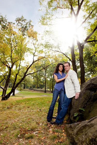 公園の肖像画の婚約 — ストック写真