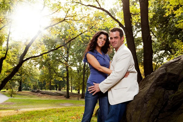 Verlobung im Park — Stockfoto