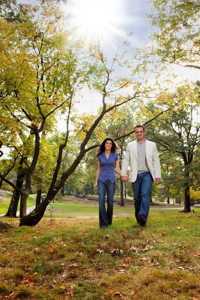 公園のカップル歩く — ストック写真