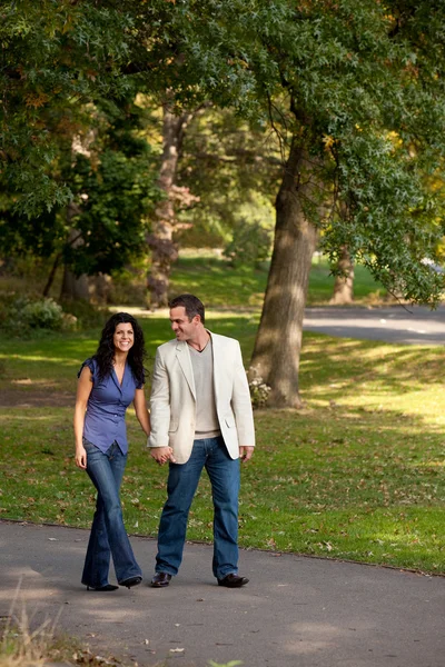 Paar geht Park spazieren — Stockfoto