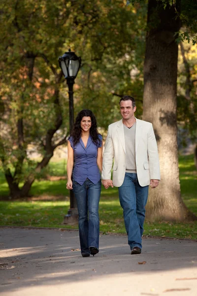 Caminhada feliz casal — Fotografia de Stock