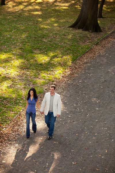 Para spaceru w parku — Zdjęcie stockowe
