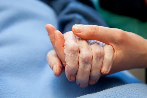 Viejo cuidado de la mano Ancianos — Foto de Stock