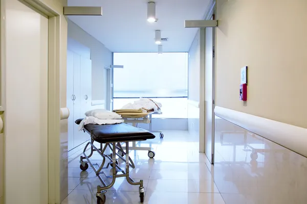 Интерьерный коридор больницы — стоковое фото