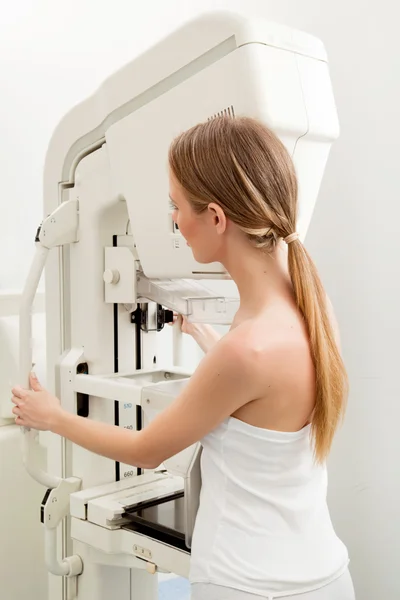 Mulher a tomar mamografia — Fotografia de Stock