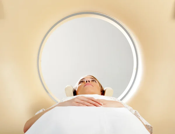 Mujer tomando CT Scan —  Fotos de Stock