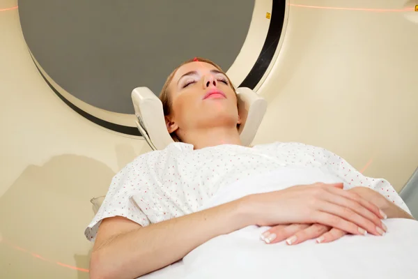 Mulher em CT Scan — Fotografia de Stock