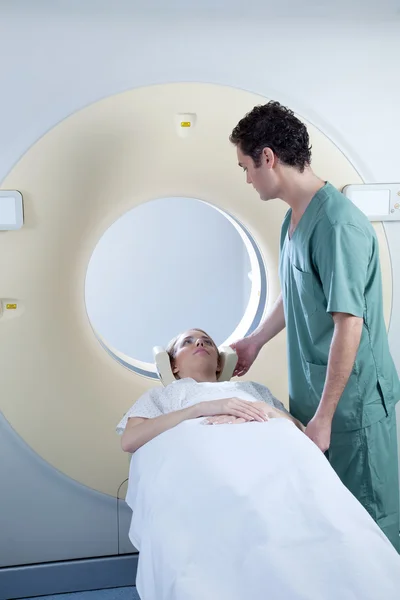 Infermiera e paziente CT Scan — Foto Stock