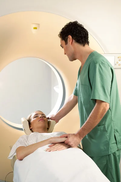 Scanner CT con infermiere e paziente — Foto Stock