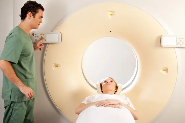 Técnico de escaneo CT —  Fotos de Stock