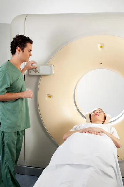 Técnico de escaneo CT —  Fotos de Stock