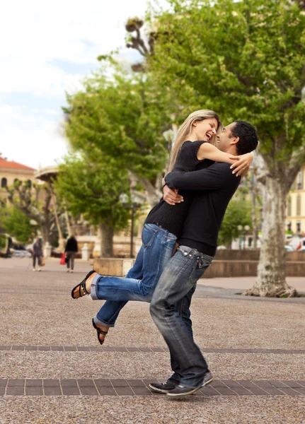 抱擁 - ヨーロッパの幸せなカップルを持ち上げる — ストック写真