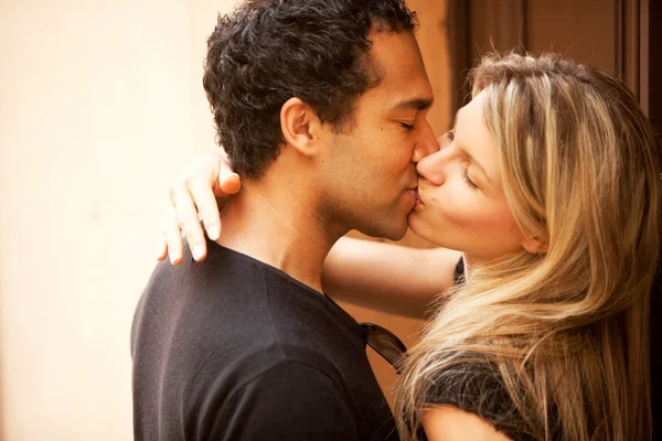 Beijo ao ar livre — Fotografia de Stock